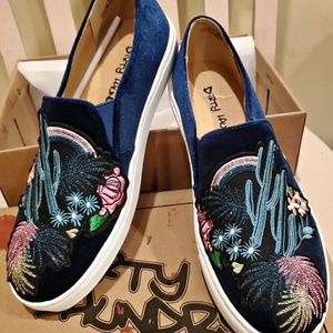 BRAND NEW WITH BOX Dirty Laundry Blue Velvet Shoes